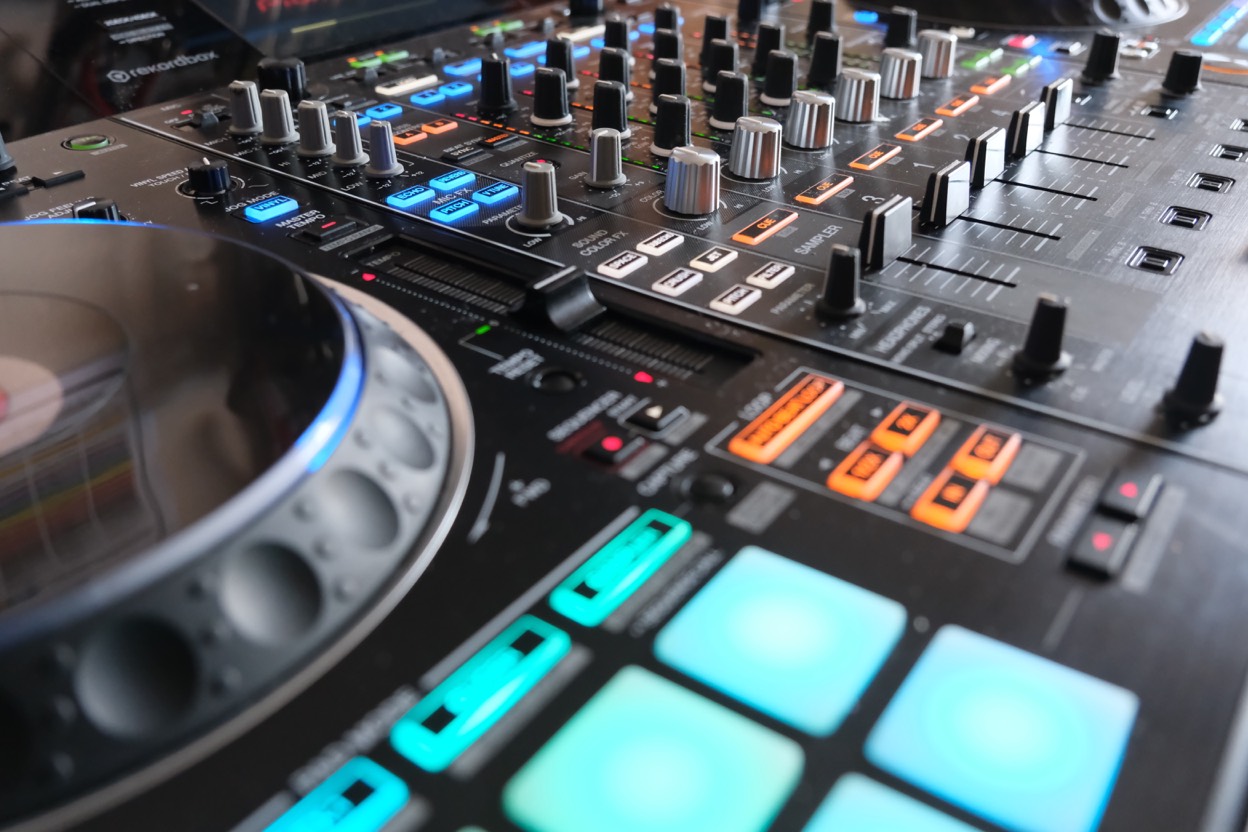 Pioneer DDJ-RZX mixer